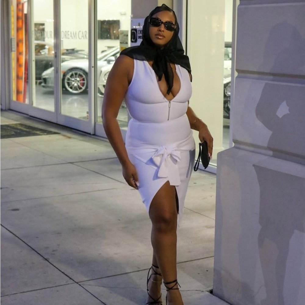 Chic White Sleeveless Dress with Bow Detail